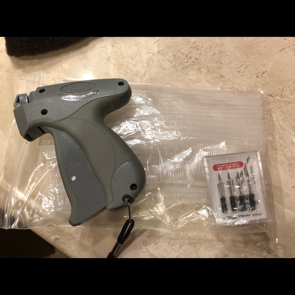 Tag stapler